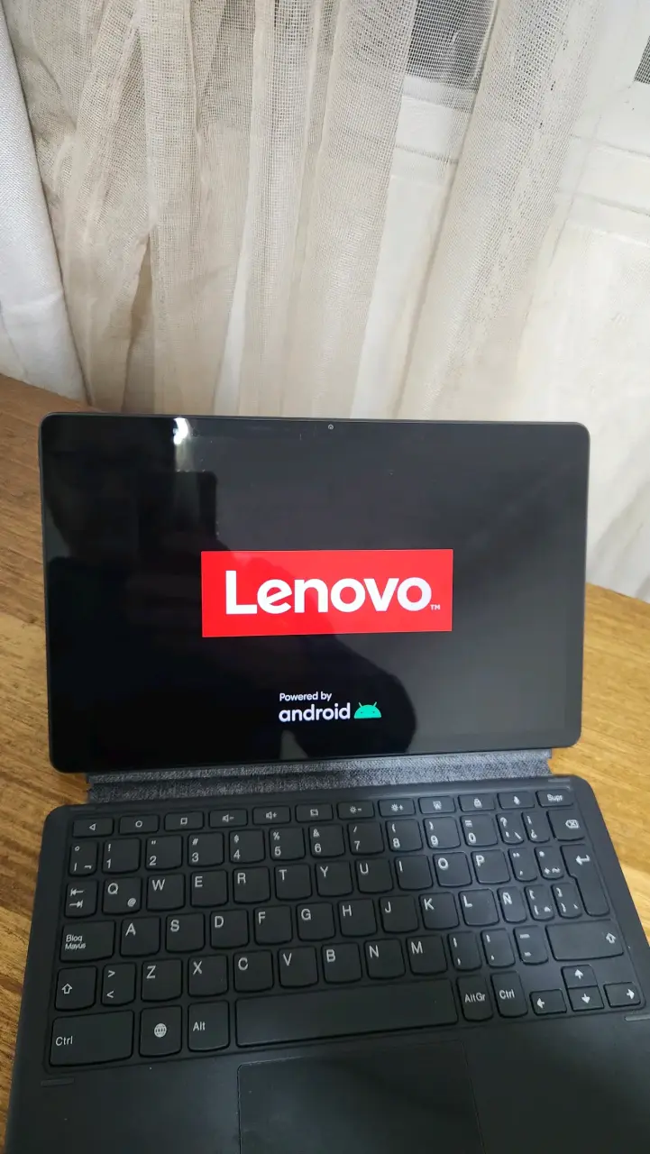 Tablet Lenovo con teclado y funda - 1