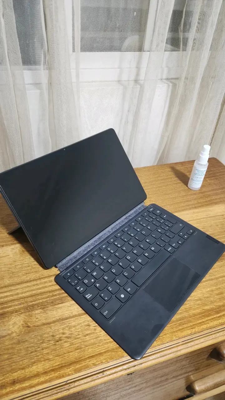 Tablet Lenovo con teclado y funda - 2