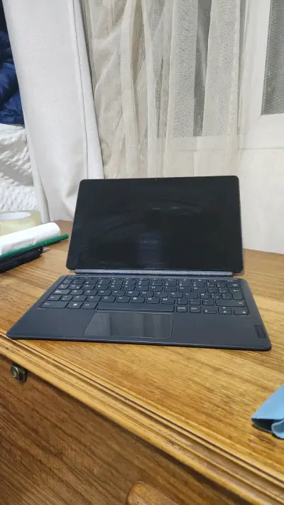 Tablet Lenovo con teclado y funda - miniatura 3