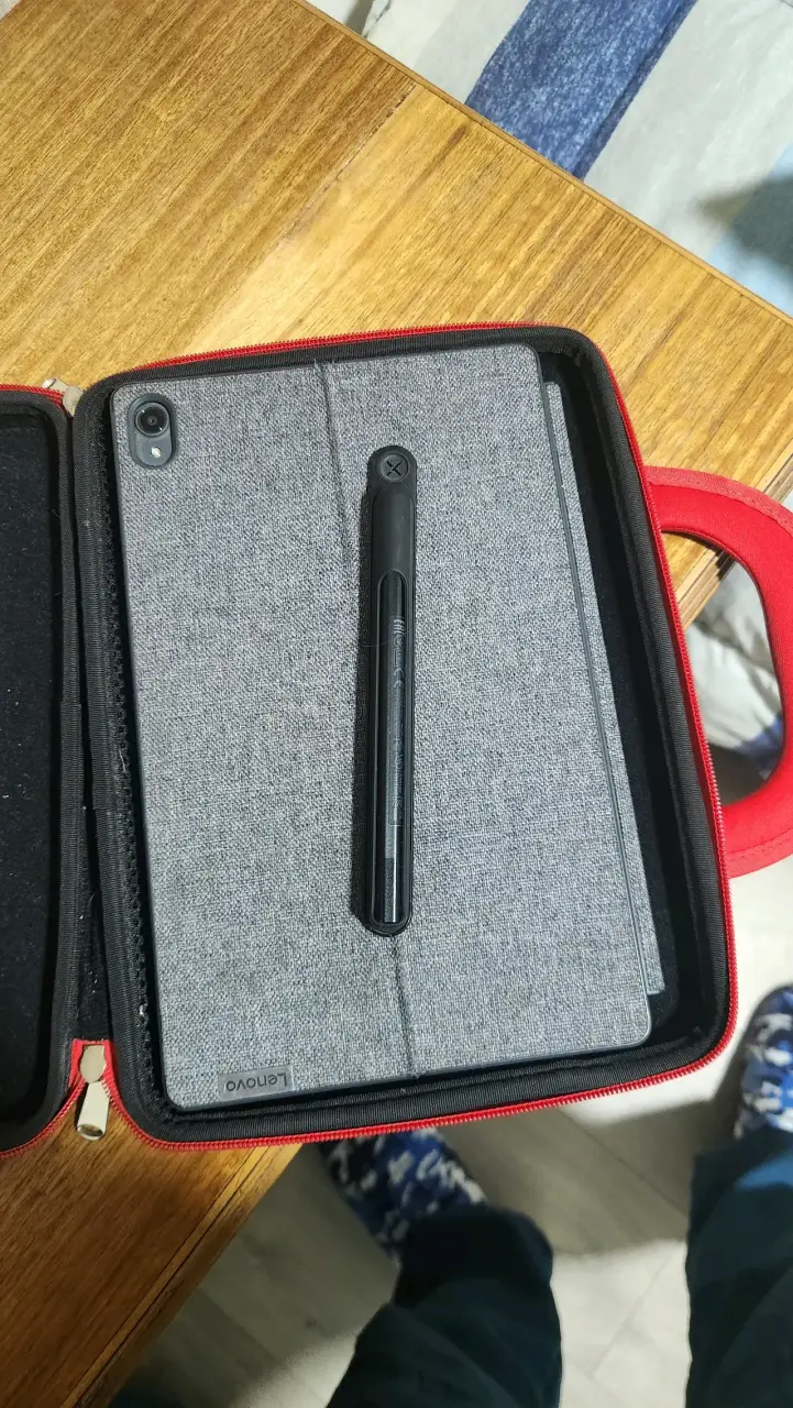Tablet Lenovo con teclado y funda - 4