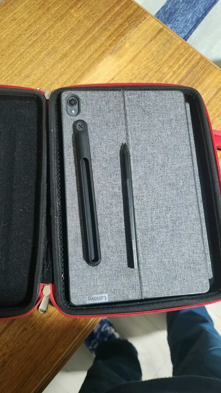 Tablet Lenovo con teclado y funda - 5