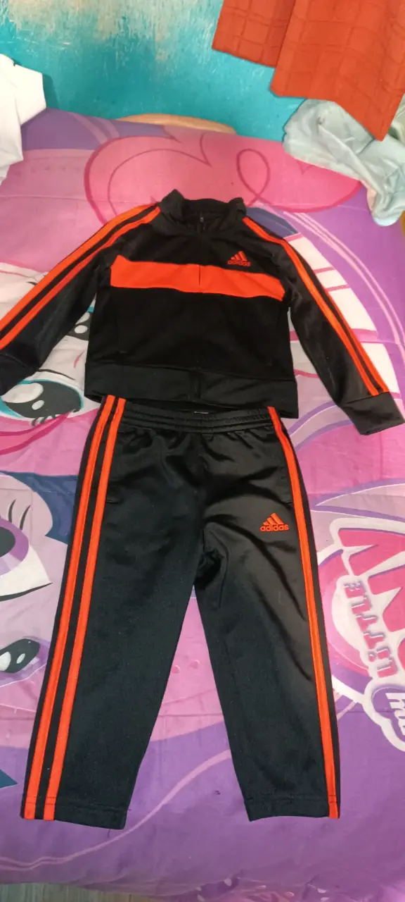 Conjunto deportivo negro y naranja Adidas para niños - 1