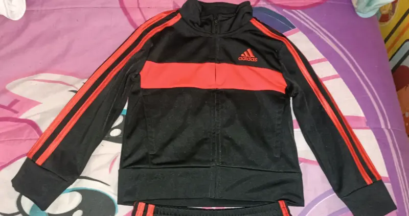 Conjunto deportivo negro y naranja Adidas para niños - 2