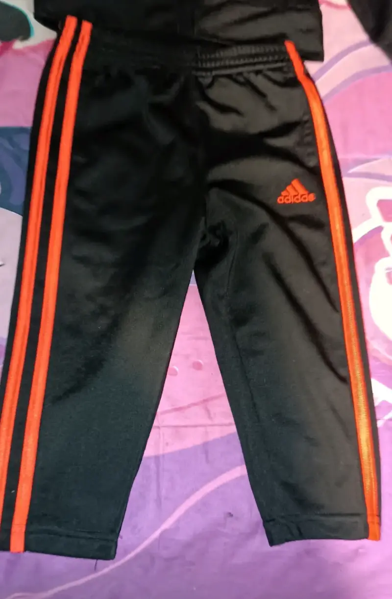 Conjunto deportivo negro y naranja Adidas para niños - 3