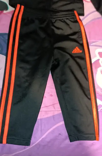 Conjunto deportivo negro y naranja Adidas para niños - miniatura 3