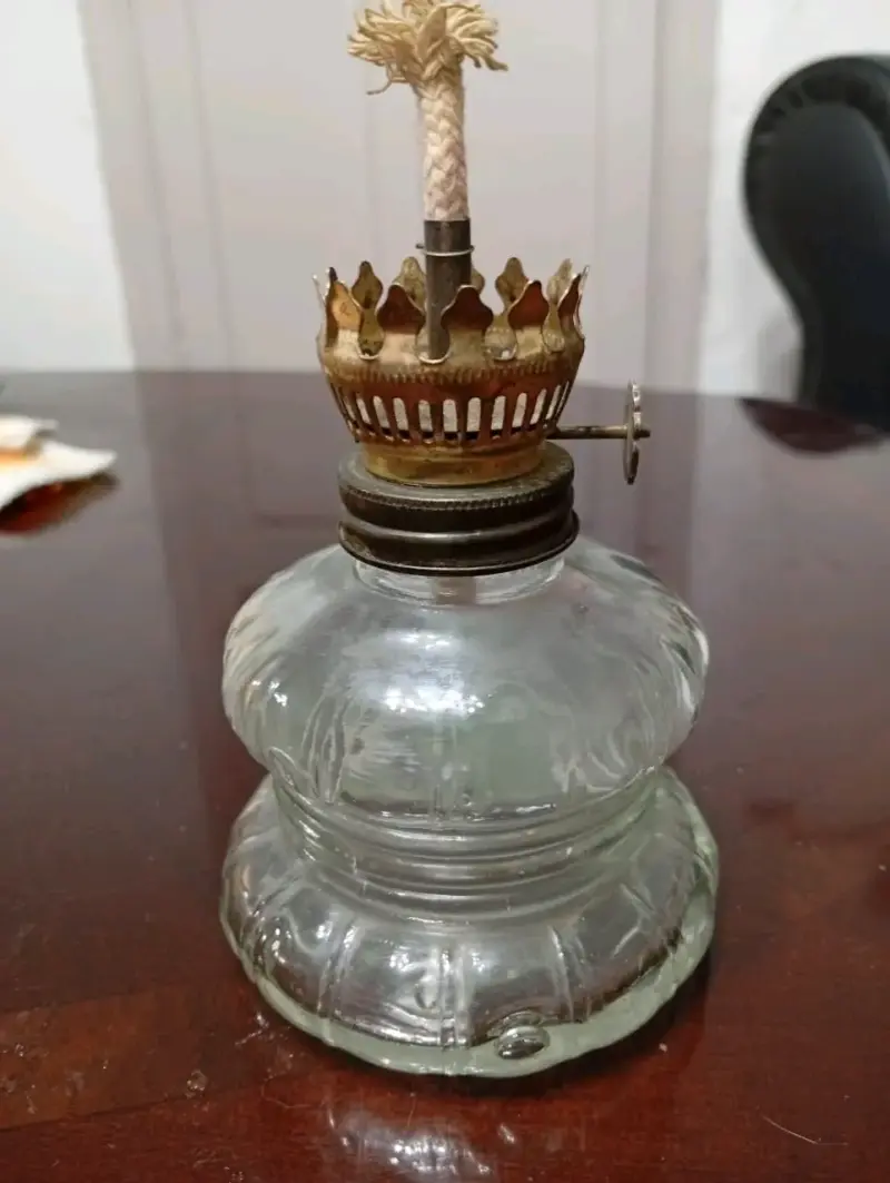 Antigua lámpara de aceite de vidrio y metal - 1
