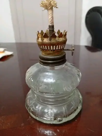 Antigua lámpara de aceite de vidrio y metal - miniatura 1