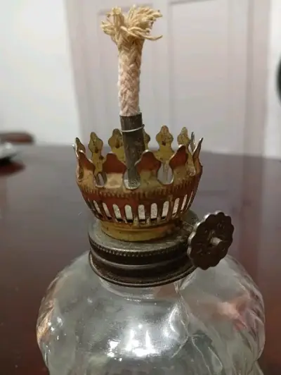 Antigua lámpara de aceite de vidrio y metal - miniatura 2