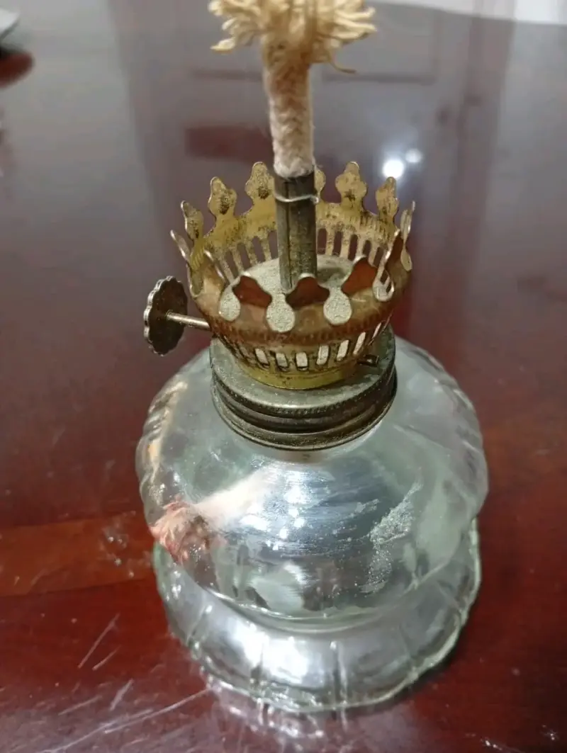 Antigua lámpara de aceite de vidrio y metal - 3
