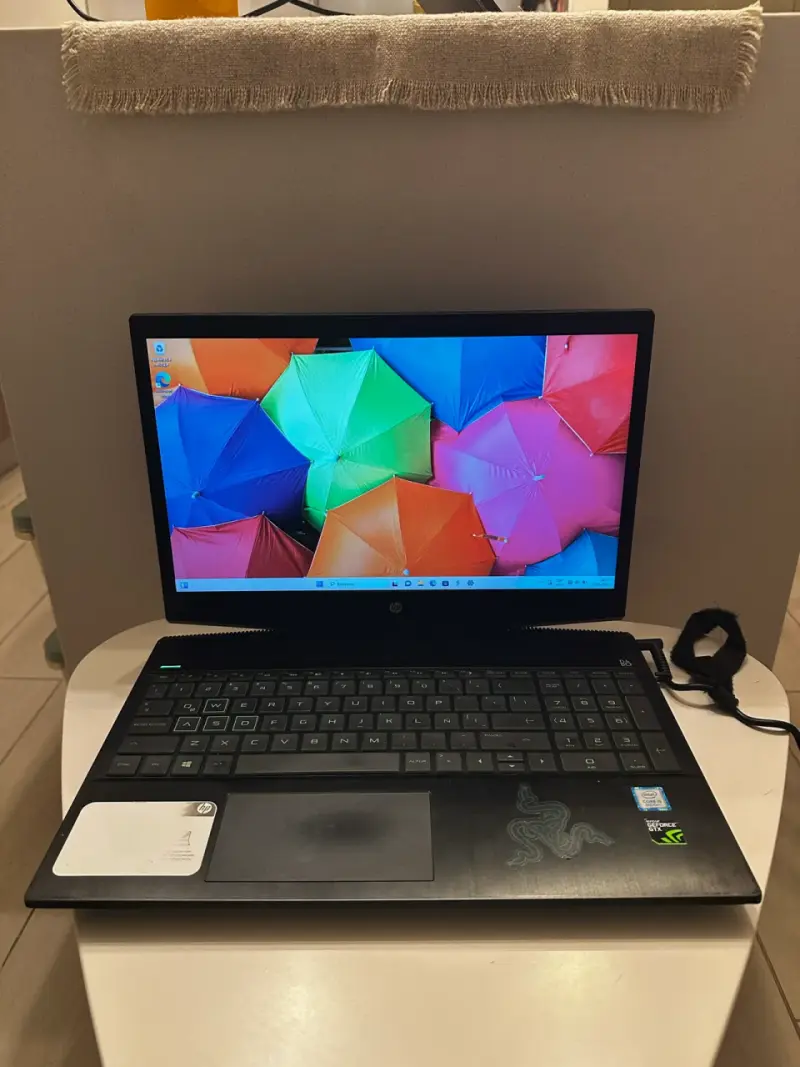 Laptop HP con pantalla de 15.6 pulgadas y procesa - 1