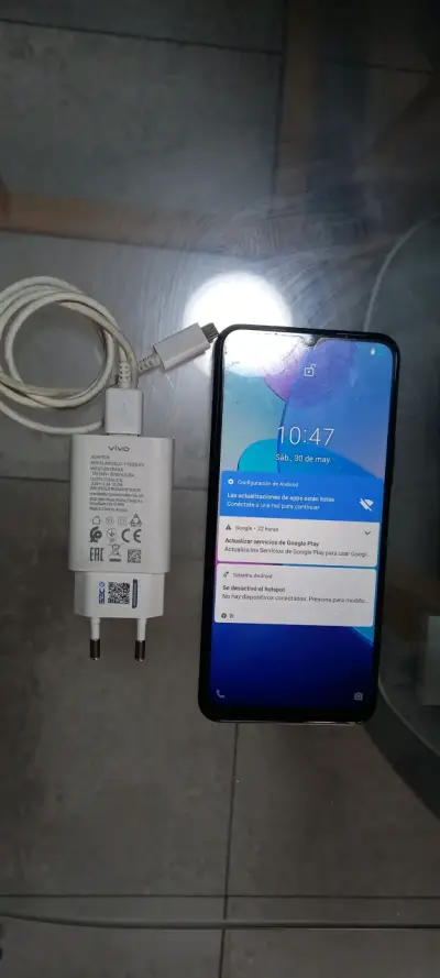 Smartphone Vivo con cargador original - miniatura 1