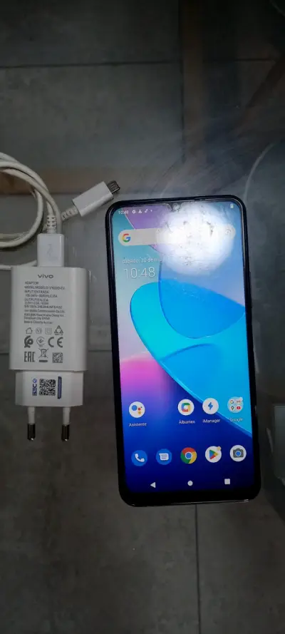 Smartphone Vivo con cargador original - miniatura 2