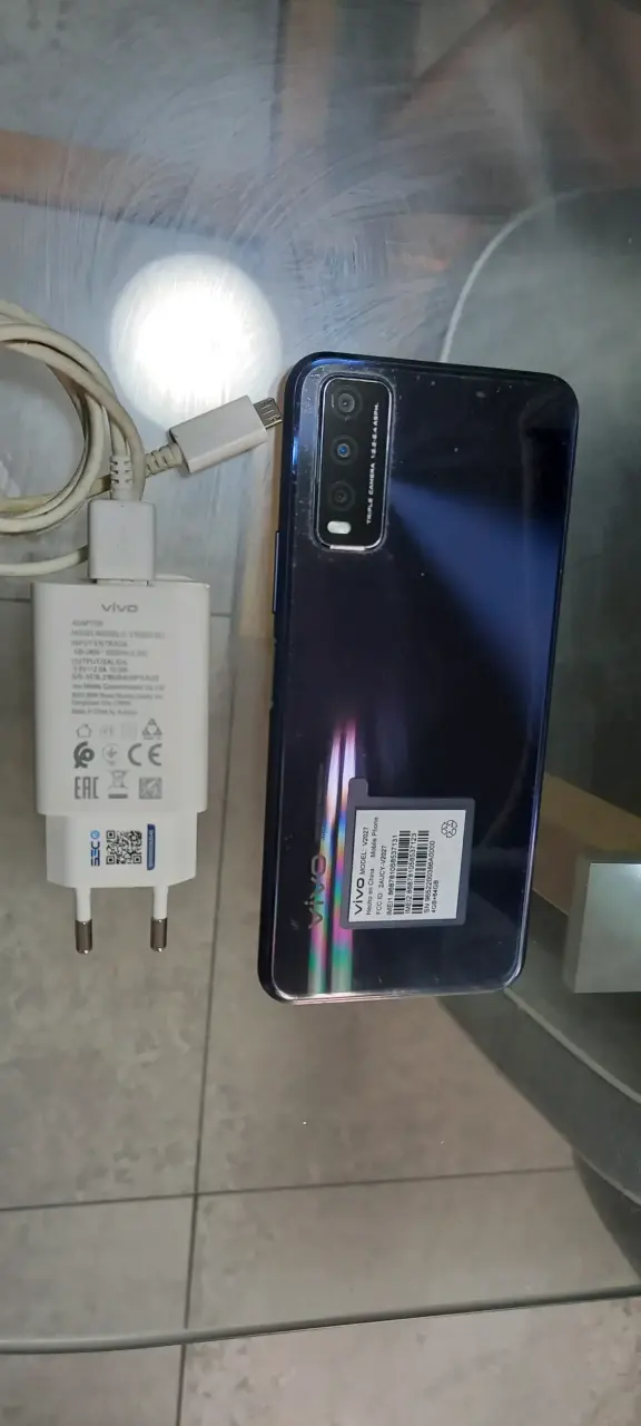 Smartphone Vivo con cargador original - 3