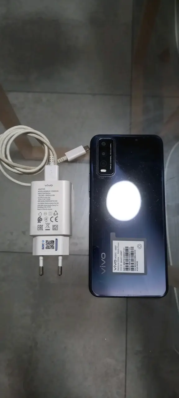 Smartphone Vivo con cargador original - 4