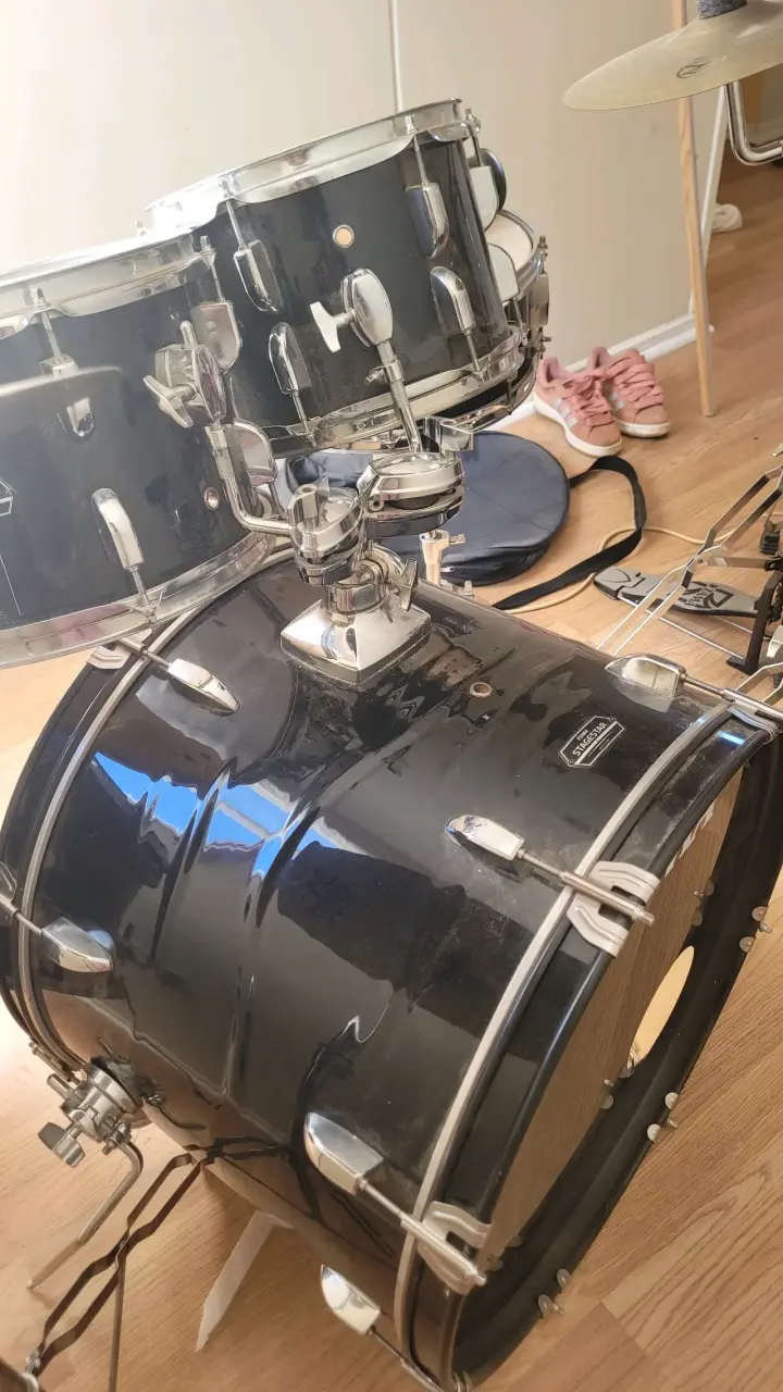 Batería acústica Tama con platillos variados - 3