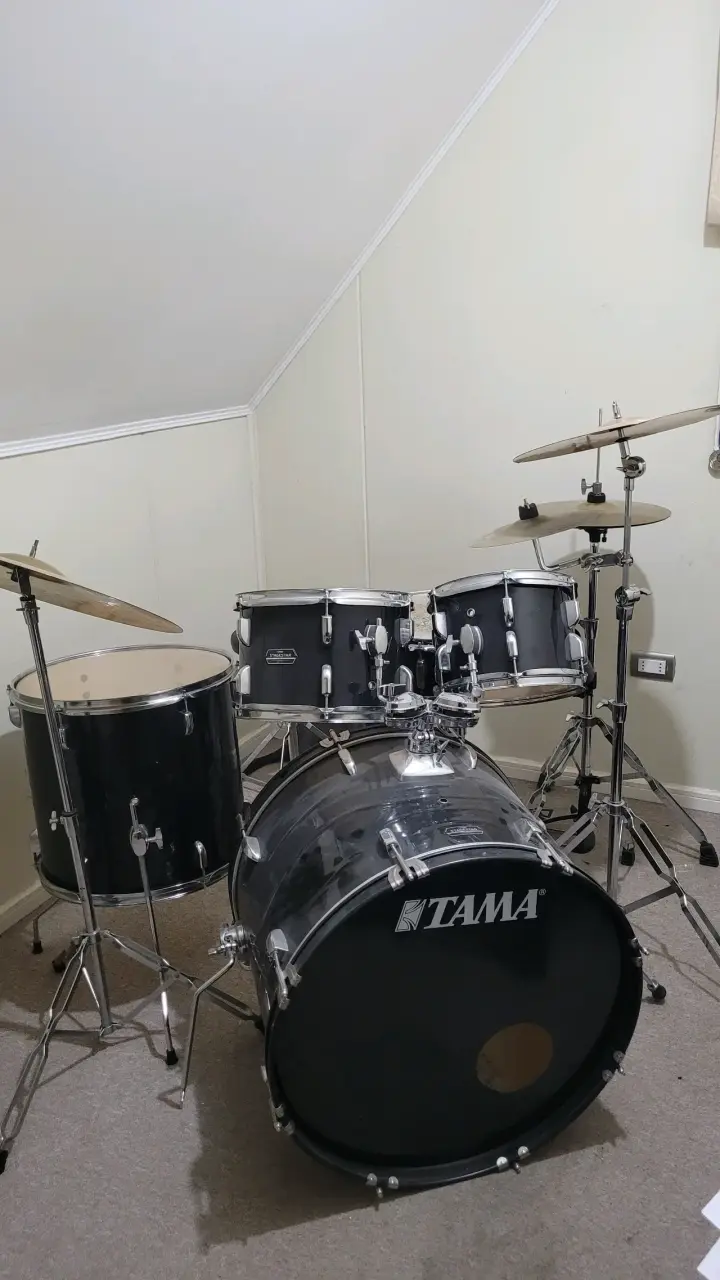 Batería acústica Tama con platillos variados - 4