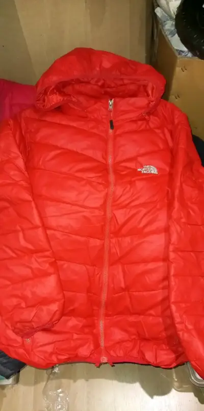 Chaqueta acolchada roja The North Face para invierno - miniatura 1