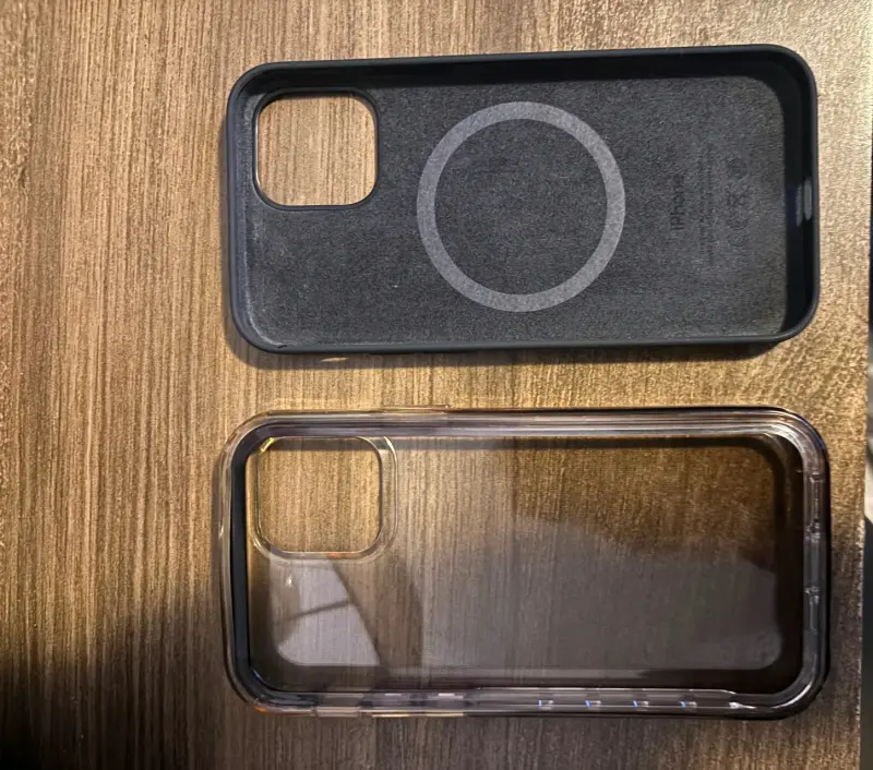 Set de carcasas para iPhone con funda transparente y negra - 3