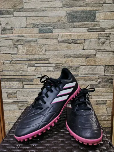 Zapatillas de fútbol para césped artificial negras y rosadas - miniatura 1
