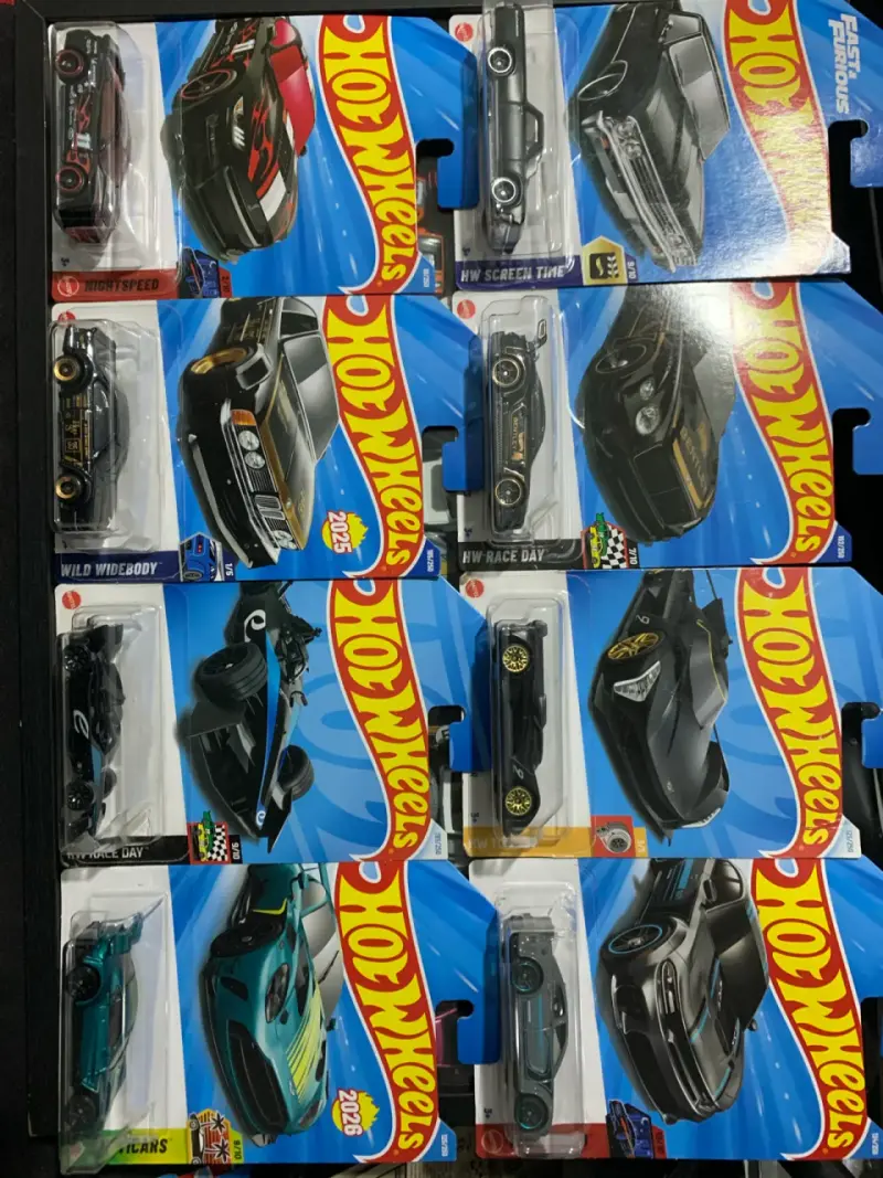 Colección de Autos Hot Wheels Variados - 4