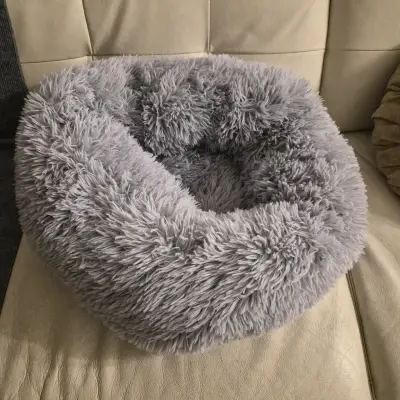 Cama para mascotas gris peluda y cómoda - miniatura 1