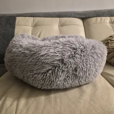 Cama para mascotas gris peluda y cómoda - miniatura 2