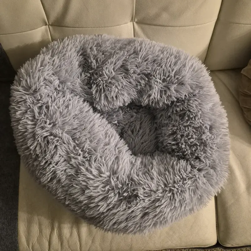 Cama para mascotas gris peluda y cómoda - 3