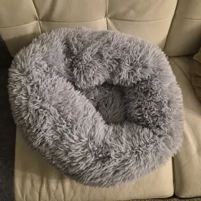 Cama para mascotas gris peluda y cómoda - miniatura 3