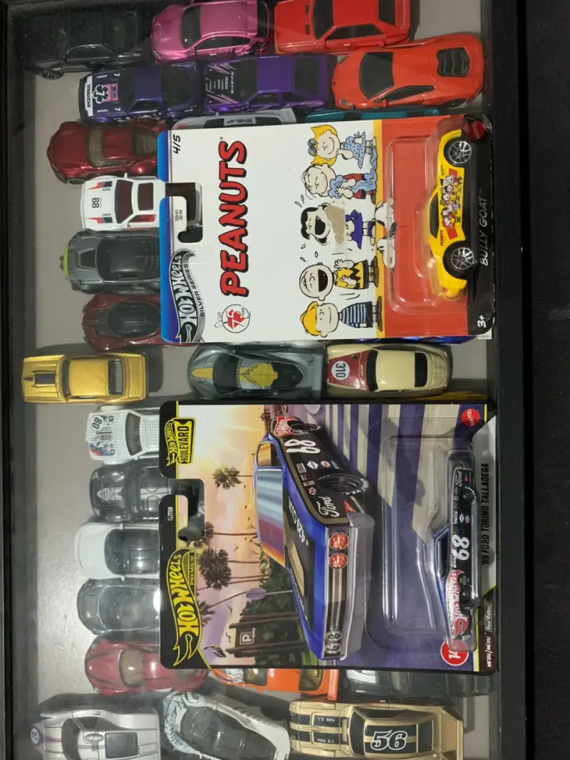 Colección de Autos Hot Wheels Variados