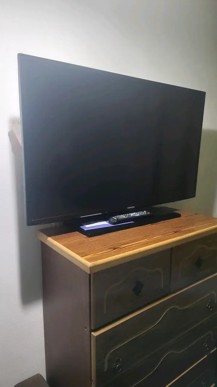 Televisor Samsung LED con control remoto - 1