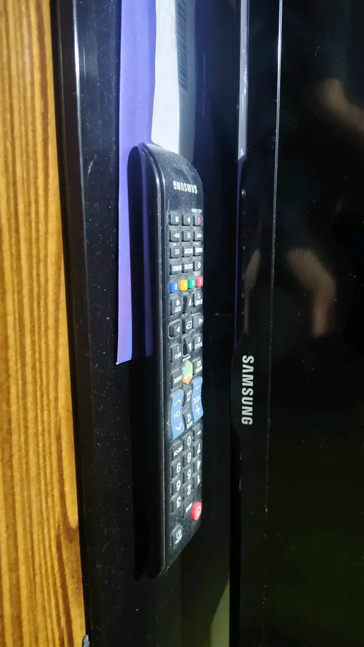 Televisor Samsung LED con control remoto - 2