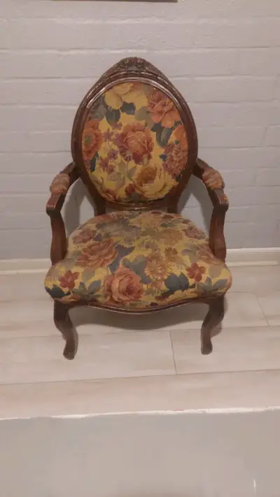 Silla vintage con tapiz floral - miniatura 1