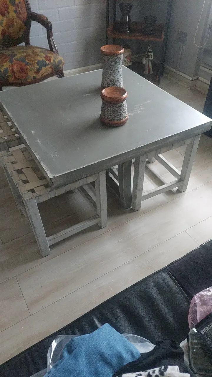 Mesa de centro cuadrada de madera gris