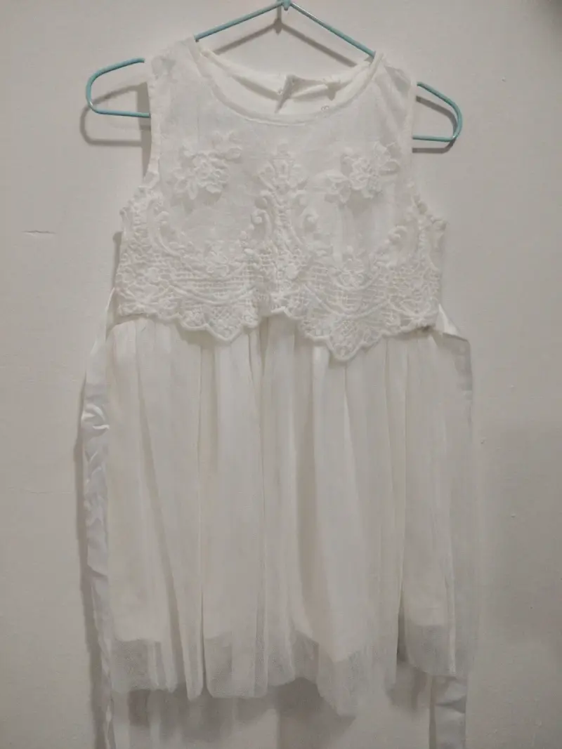 Vestido blanco de encaje para niña