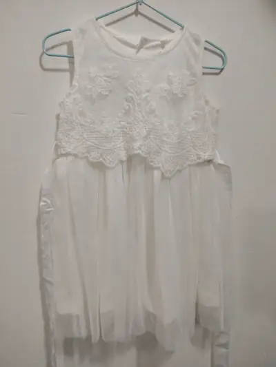 Vestido blanco de encaje para niña - miniatura 1
