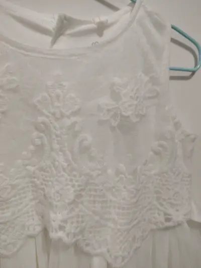 Vestido blanco de encaje para niña - miniatura 2