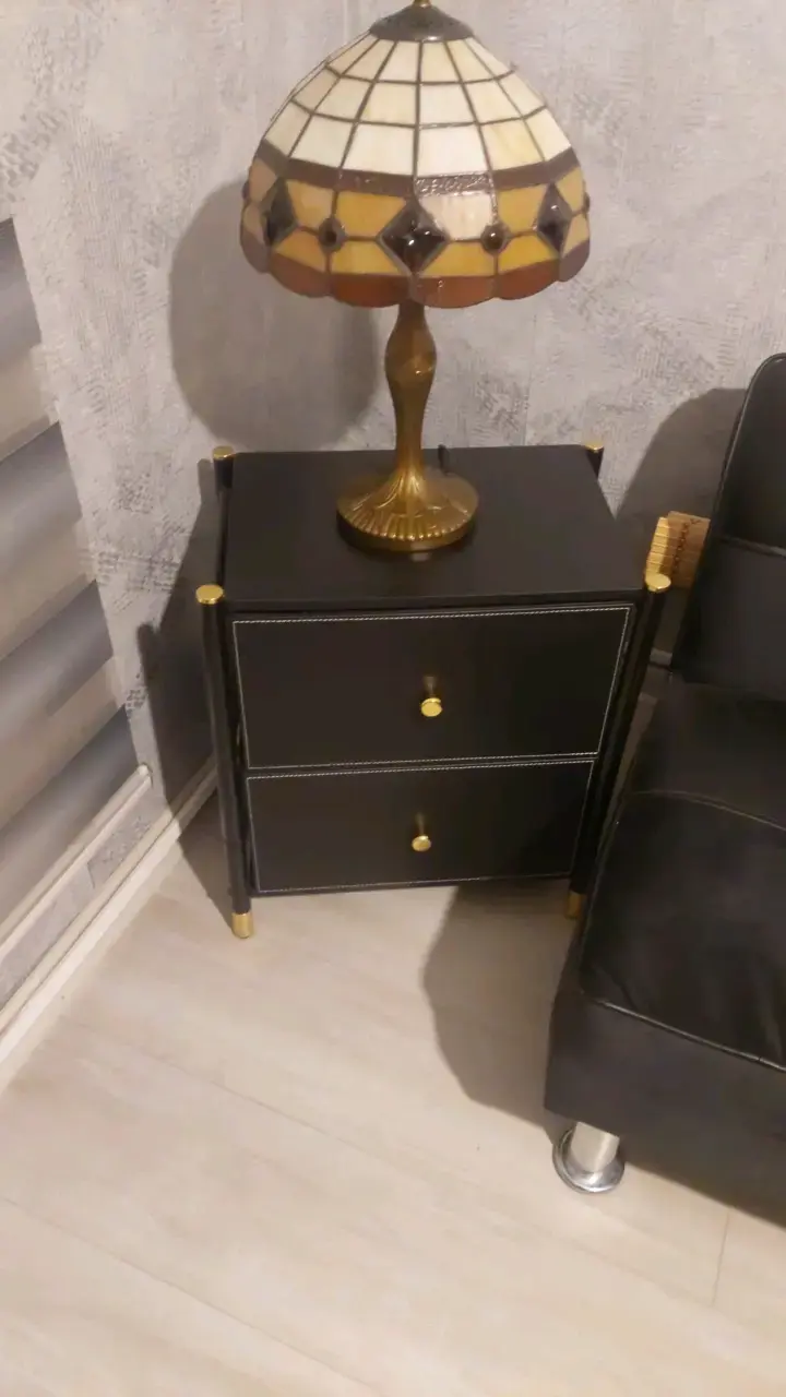 Lámpara de mesa estilo Tiffany con base dorada