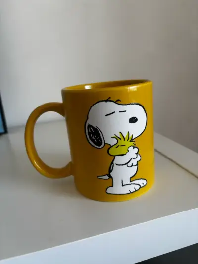 Taza amarilla Snoopy,  Woodstock y Charlie Brown - miniatura 1