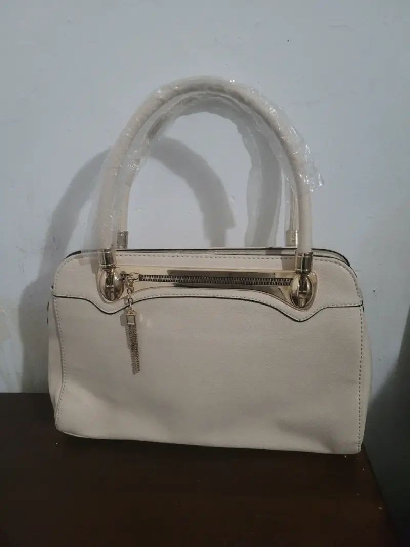 Bolso de mano beige elegante con cierre dorado - 1