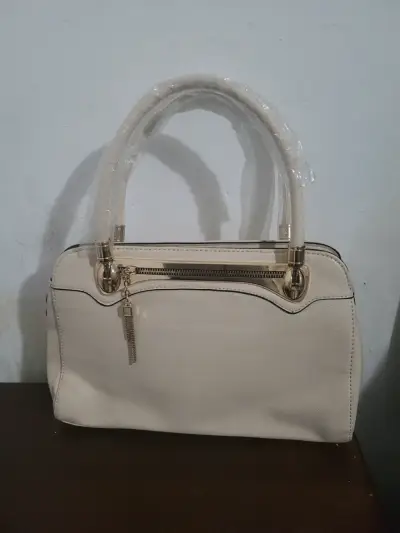 Bolso de mano beige elegante con cierre dorado - miniatura 1