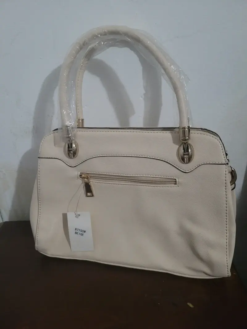 Bolso de mano beige elegante con cierre dorado - 2
