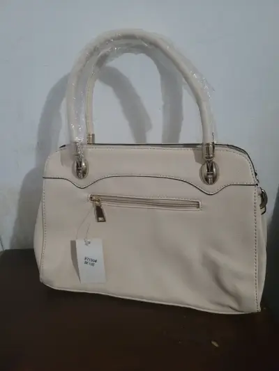Bolso de mano beige elegante con cierre dorado - miniatura 2