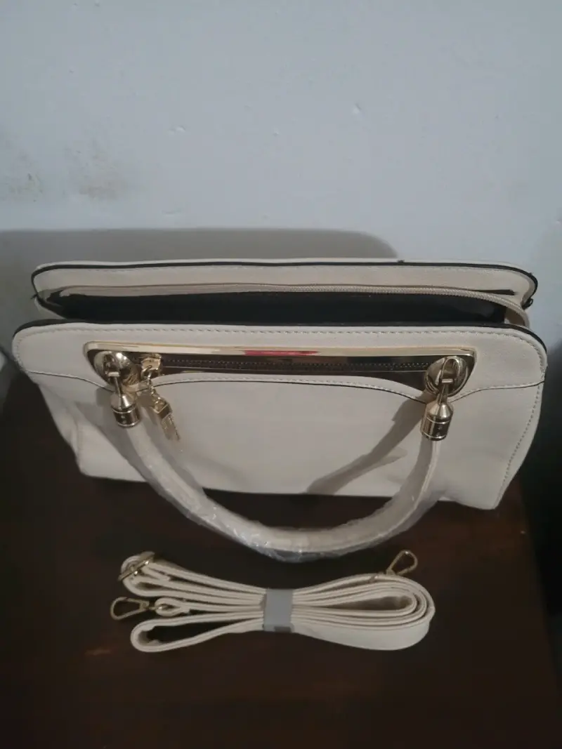 Bolso de mano beige elegante con cierre dorado - 3