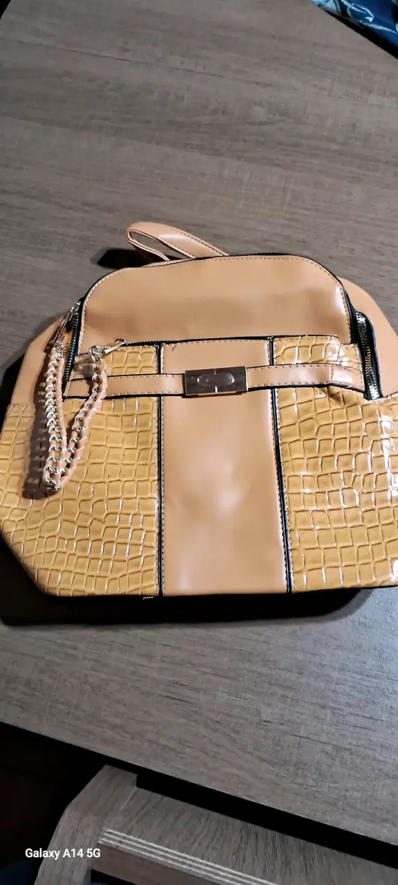 Bolso de mano beige con diseño de cocodrilo