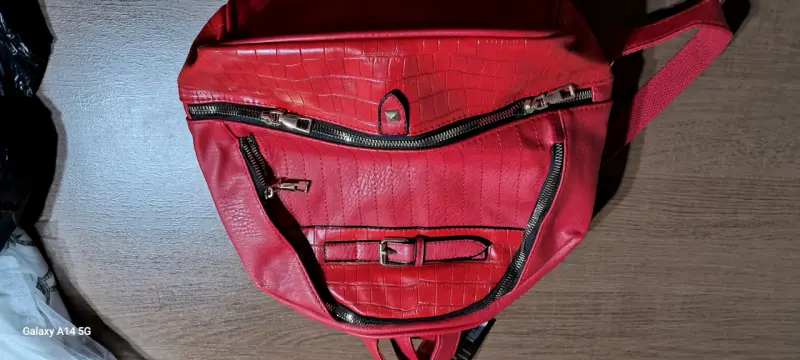 Mochila roja de cuero sintético con diseño de cocodrilo