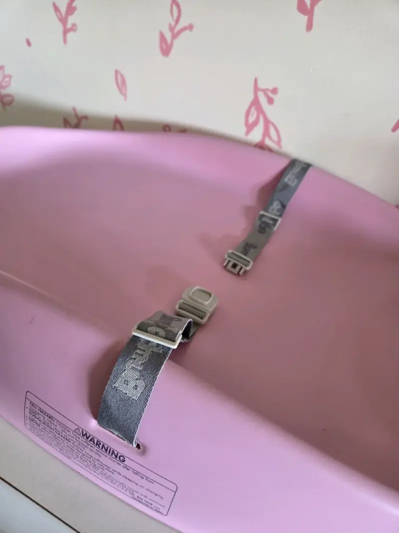 Cambiador de bebé rosa con cinturones de seguridad - 1