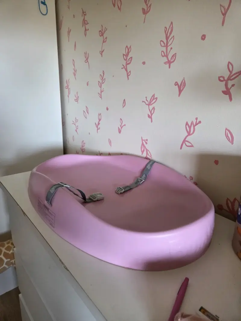Cambiador de bebé rosa con cinturones de seguridad - 2