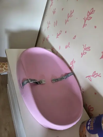 Cambiador de bebé rosa con cinturones de seguridad - miniatura 3