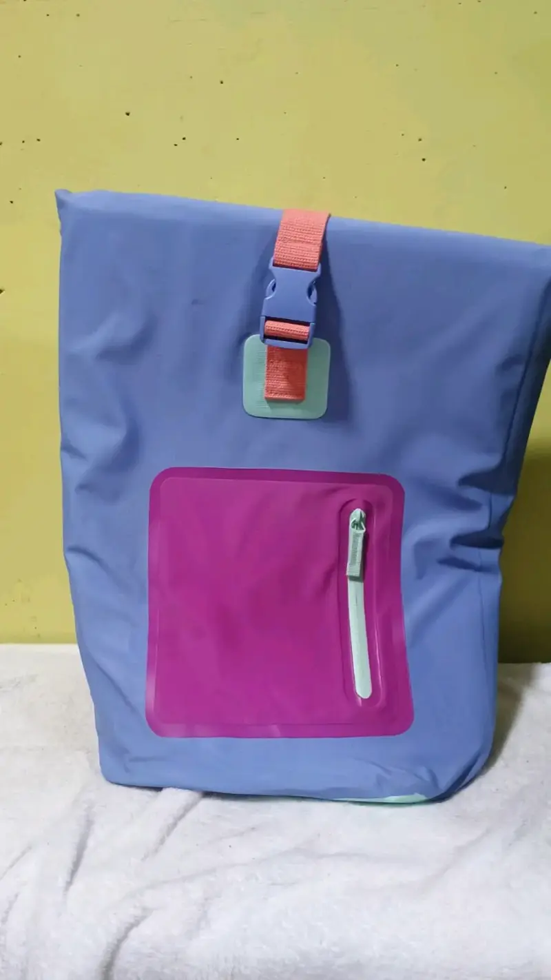 Mochila impermeable azul con bolsillo frontal - 1