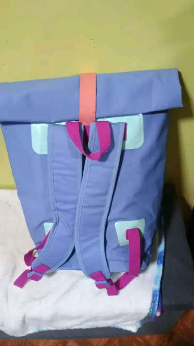 Mochila impermeable azul con bolsillo frontal - miniatura 2